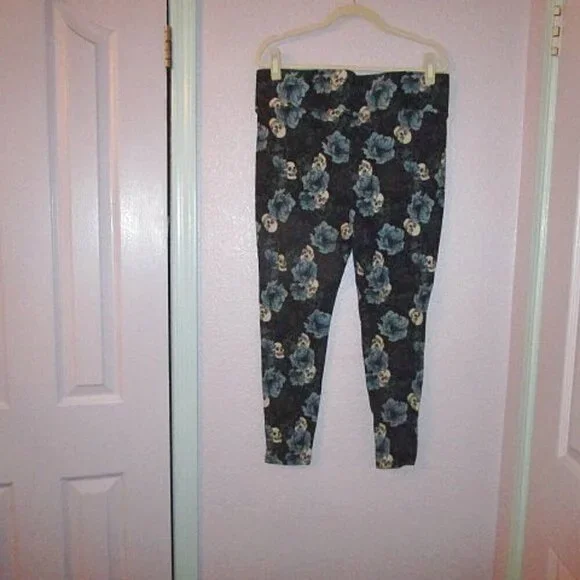 Torrid Pixie Skull Pants 1X Pull On Stretch Ponte Crop Whimsigoth Dark Floral - Picture 7 of 11